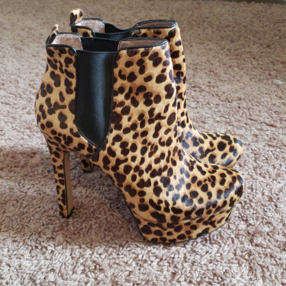 vince camuto baileys leopard elastic ankle boots🍁